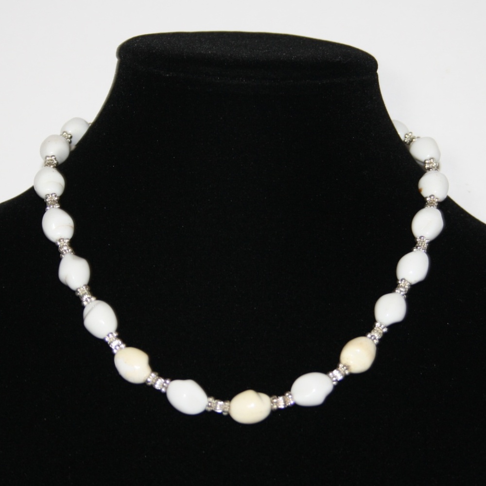 Silver and white chunky beaded necklace 16-18 "